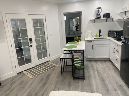 Beautiful Backhouse located near by freeway, stores and SLCC