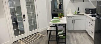 Beautiful Backhouse located near by freeway, stores and SLCC