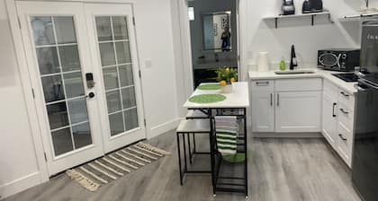 Beautiful Backhouse located near by freeway, stores and SLCC