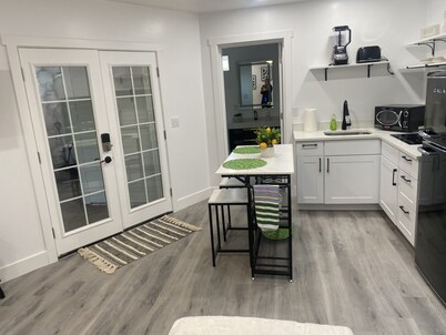 Beautiful Backhouse located near by freeway, stores and SLCC