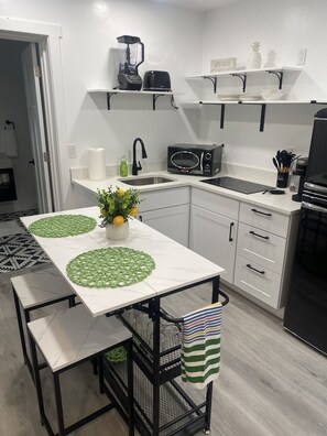 Fridge, microwave, stovetop, coffee/tea maker - Beautiful Backhouse located near by freeway, stores and SLCC (Salt Lake City)