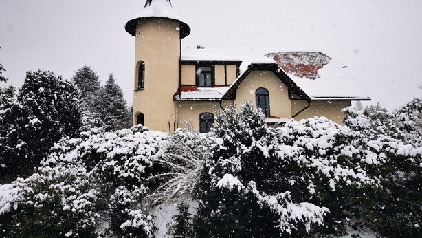 A snow-covered building with a tower and multiple windows. - Apartment 01 Rauenstein (Rathen)