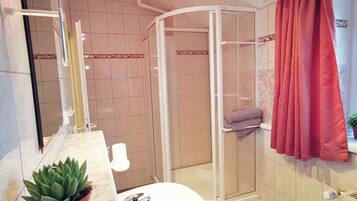 Suihku, pyyhkeet, saippua, vessapaperi