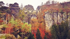 A natural rock formation with a bridge and trees. - Apartment 01 Rauenstein (Rathen)