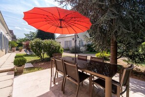 Outdoor dining - Le Cottage du Cerf-Gîte-Ensuite with Shower (Francueil)