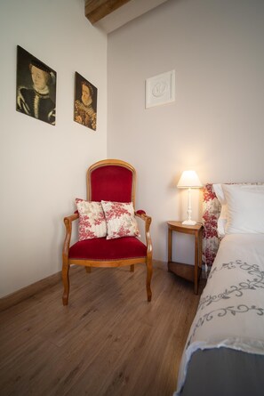 2 bedrooms, iron/ironing board, travel cot, free WiFi - Le Cottage du Cerf-Gîte-Ensuite with Shower (Francueil)