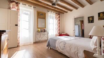 2 slaapkamers, een strijkplank/strijkijzer, reisbedje, gratis wifi