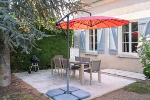 Outdoor dining - Le Cottage du Cerf-Gîte-Ensuite with Shower (Francueil)