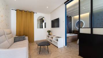 Televisie, een dvd-speler en een printer