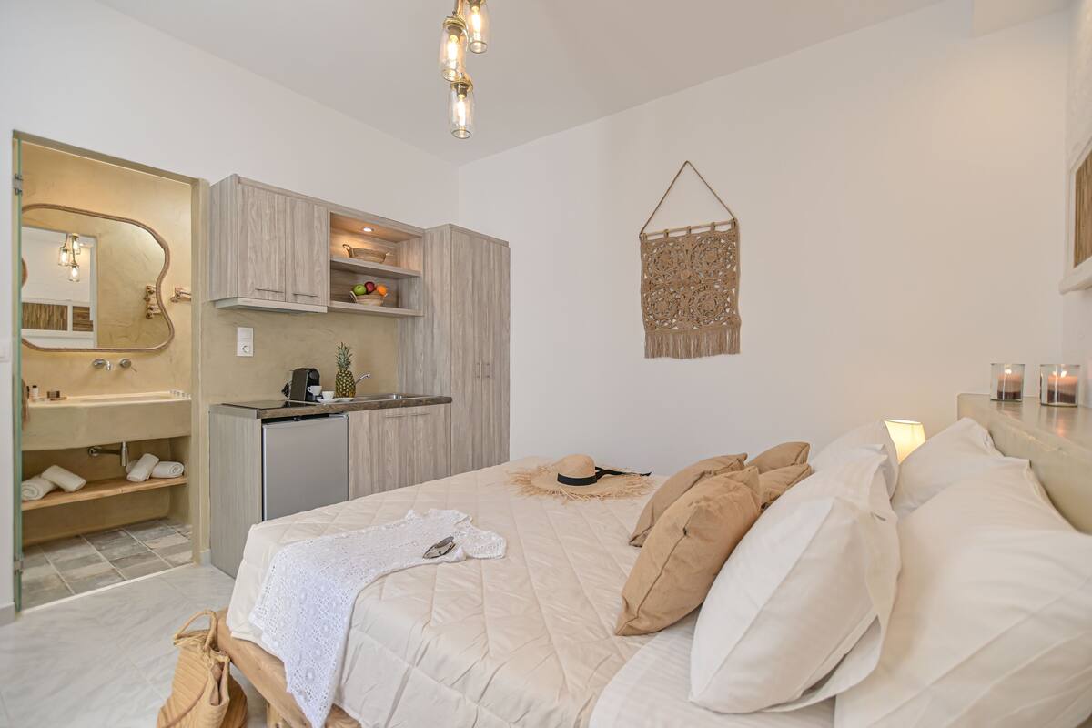 Quarto com cama, mesa de cabeceira e guarda-roupa embutido.
