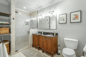 Badewanne, Haartrockner, Handtücher