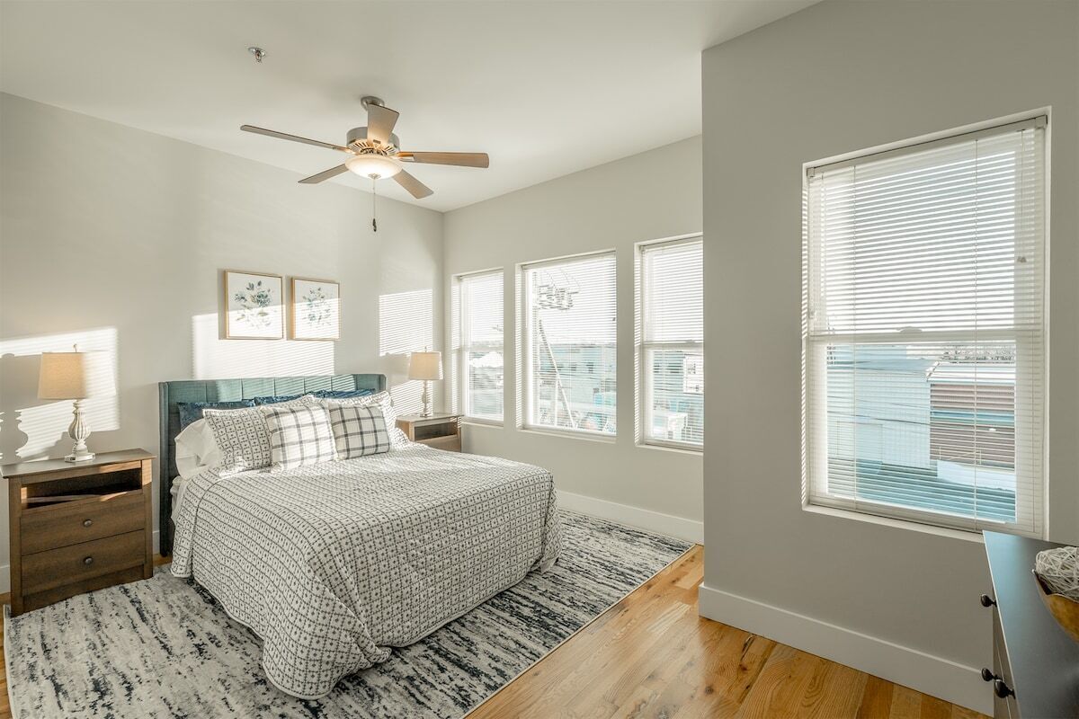 4 slaapkamers, een bureau, een strijkplank/strijkijzer, gratis wifi