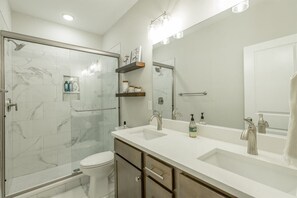 Baignoire, sèche-cheveux, serviettes fournies, shampoing