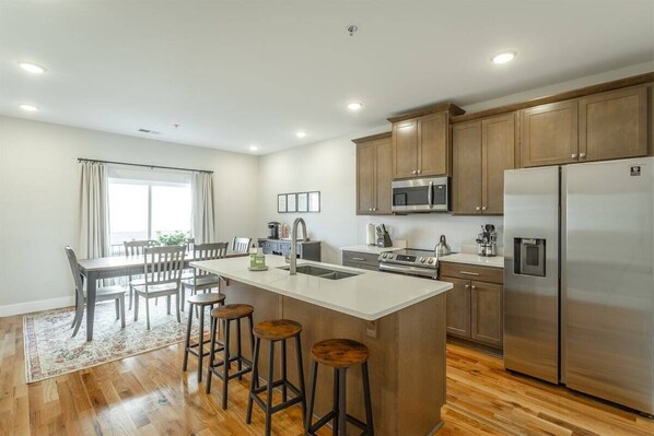 Fridge, microwave, oven, stovetop - Southside Townhome Minutes Away from Downtown Chat (Chattanooga)