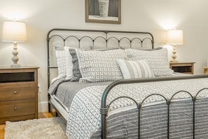 4 bedrooms, desk, iron/ironing board, free WiFi - Southside Townhome Minutes Away from Downtown Chat (Chattanooga)