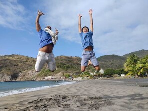 On the beach, black sand, free beach shuttle, beach towels - Chez Mango Villas (Old Towne)