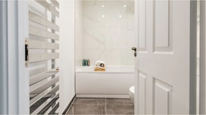 Ensemble douche/baignoire, sèche-cheveux, serviettes fournies, savon