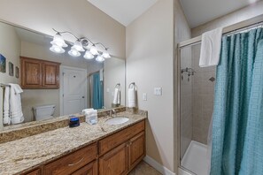 Shower, hair dryer, towels - Ground Floor Bayside Beauty Walk to the Beach (South Padre Island)