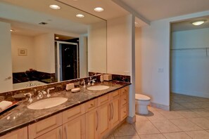 Regadera, secadora de cabello, toallas 