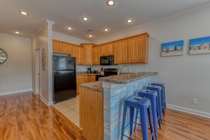 冰箱、微波炉、烤箱、炉灶