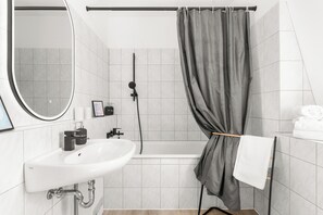 Ensemble douche/baignoire, articles de toilette écologiques