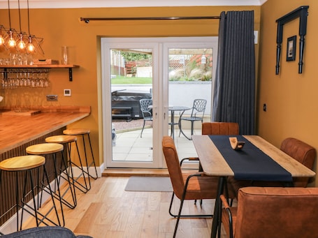 Cottage | Private kitchen | Fridge, dishwasher, electric kettle, toaster