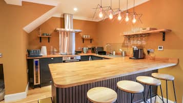 Cottage | Private kitchen | Fridge, dishwasher, electric kettle, toaster