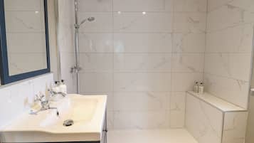 Cottage | Bathroom | Shower
