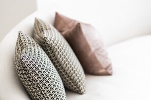 شقة - غرفة نوم واحدة | منطقة المعيشة | تلفزيون إل سي دي بحجم 32-بوصة يعرض قنوات فضائية، تلفزيون