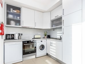 Kühlschrank, Ofen, Herdplatte, Geschirrspüler