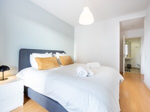 2 quartos, ferros/tábuas de passar roupa, Wi-Fi, roupa de cama