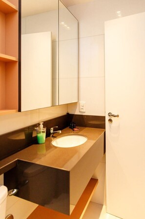 Apartemen Comfort | Kamar mandi | Shower dan handuk