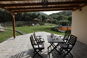 Outdoor dining - Georgioupolis Polentas Villa (georgioupolis)
