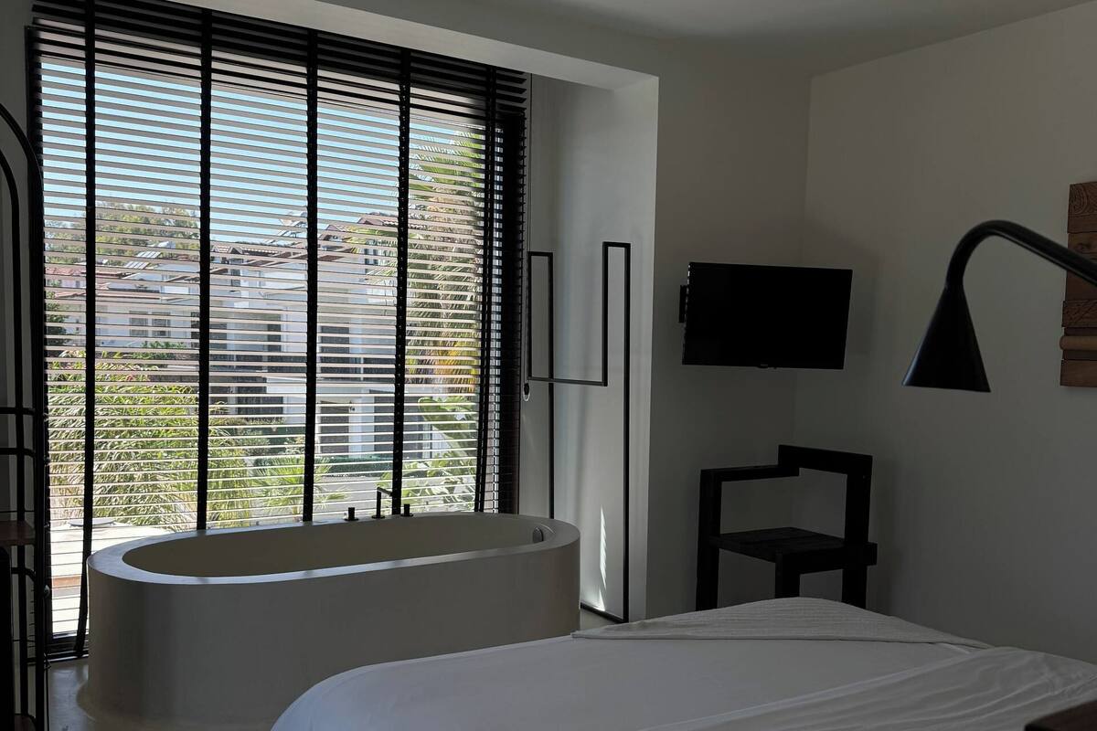 Deluxe Room with Balcony and Bathtub