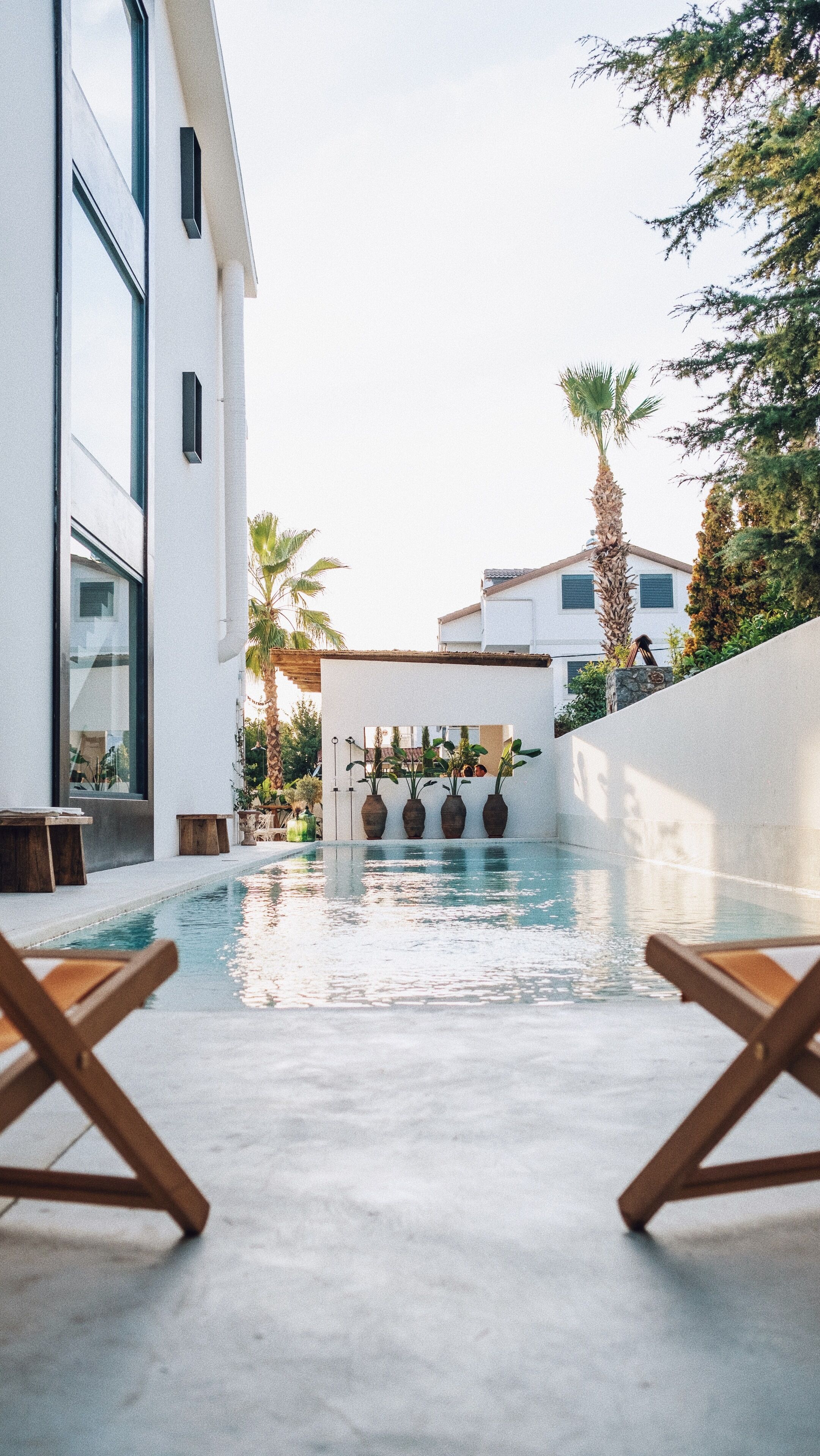 季节性开放的室外游泳池，池畔遮阳伞，日光浴躺椅