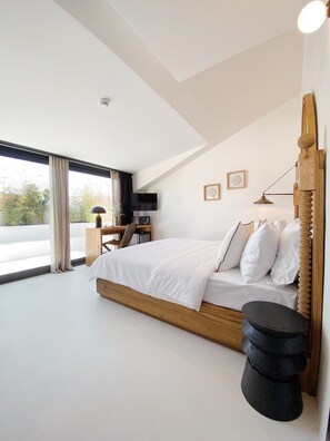 A modern bedroom with a large bed, a desk, and a TV. - To Be Social House - Adults Only  (Fethiye)