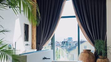 Chambre Exécutive | Salle de bain | SÚche-cheveux, chaussons, serviettes fournies, savon