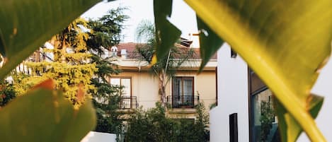 Außenpool (je nach Saison geöffnet), Sonnenschirme, Liegestühle