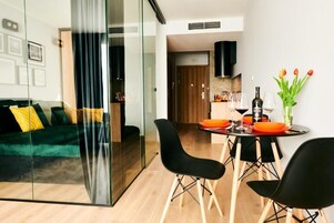 Design Studio | Private kitchen | Oven, stovetop, dishwasher, electric kettle