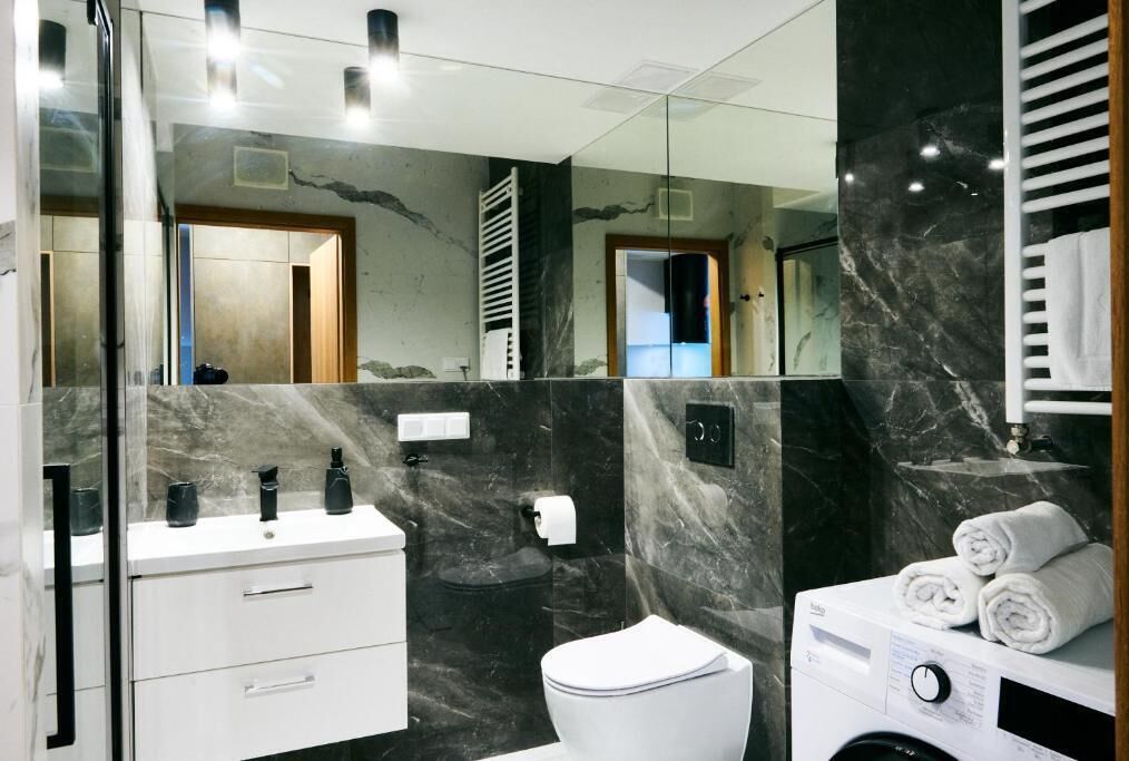 Design Studio | Bathroom | Shower, rainfall showerhead, hair dryer, towels