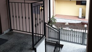 Un escalier avec une rampe métallique menant à un balcon.