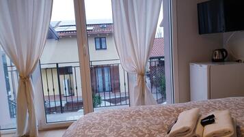 Comfort-Zimmer, 1 Queen-Bett, Balkon, Gartenblick | Zimmersafe, schallisolierte Zimmer, BĂŒgeleisen/BĂŒgelbrett