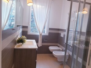 Shower, hair dryer, bidet, towels - Michelangelo apartments (Cormano)