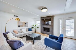 TV, fireplace, stereo, offices - Stunning Dallas Home w Beautiful Yard, Big Groups (Dallas)