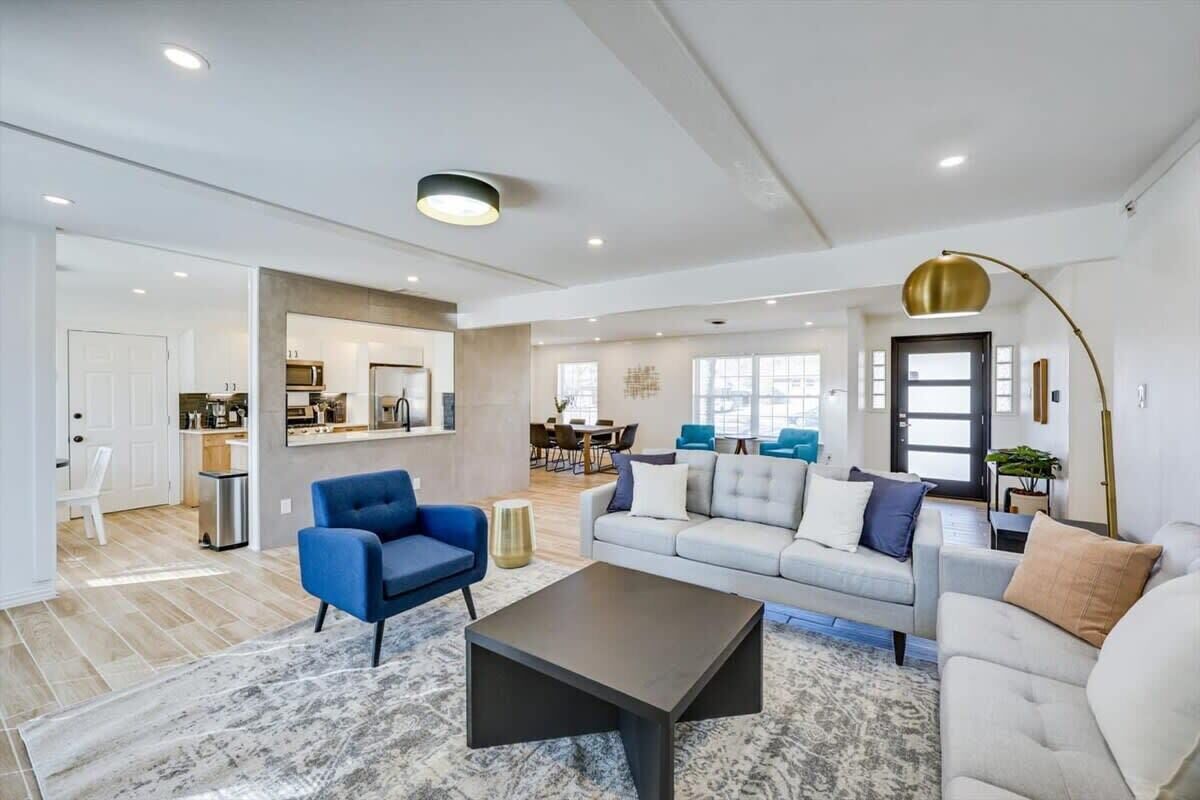 Télévision, cheminée, chaîne hi-fi, espaces bureaux