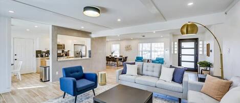 Télévision, cheminée, chaîne hi-fi, espaces bureaux