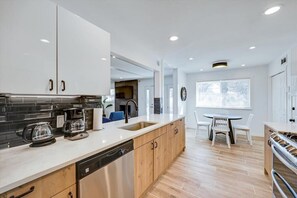 Fridge, microwave, oven, stovetop - Stunning Dallas Home w Beautiful Yard, Big Groups (Dallas)