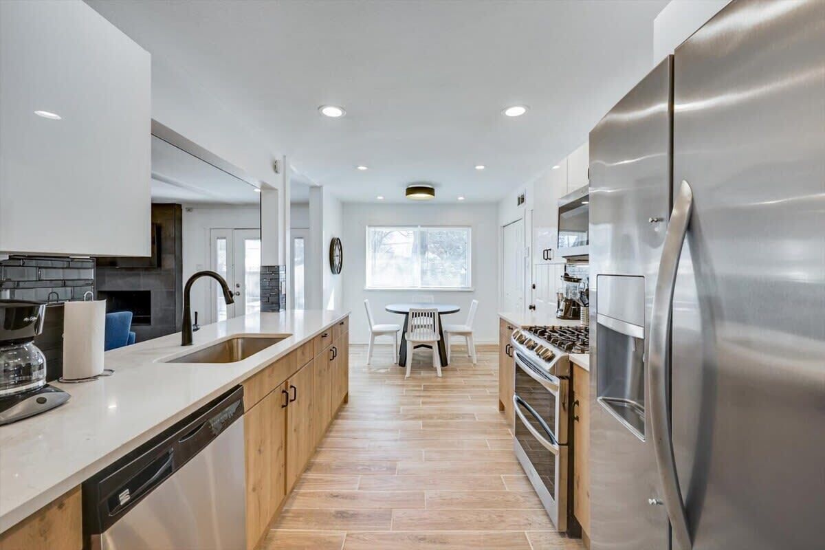 冷蔵庫、電子レンジ、オーブン、コンロ