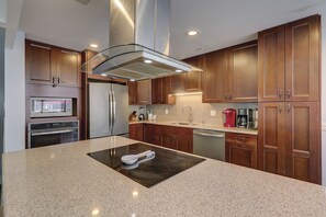 Frigorifero, microonde, piano cottura, lavastoviglie