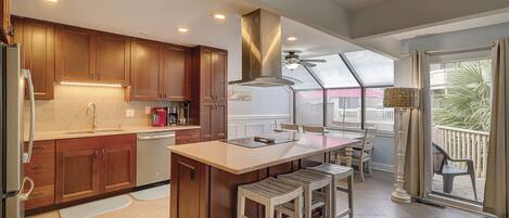 Refrigerador, microondas, placa de cocina, lavavajillas